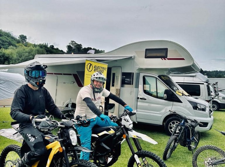 Wycieczki na elektrycznym crossie marki SurRon