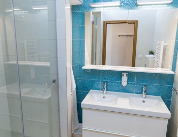Apartament KLIF Komfortowa łazienka z podwójną umywalką oraz obszerną kabiną prysznicową