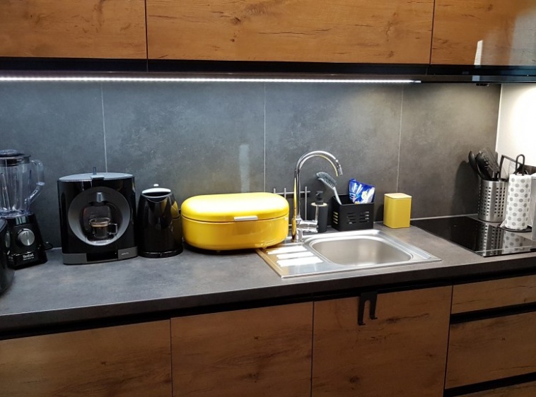 ENKLAVA  Aneks kuchenny w pełni wyposażony - zmywarka, lodówka, płyta indukcyjna, kapsułkowy ekspress do kawy, blender, toster i wszelkie potrzebne sprzęty niezbędne w kuchni