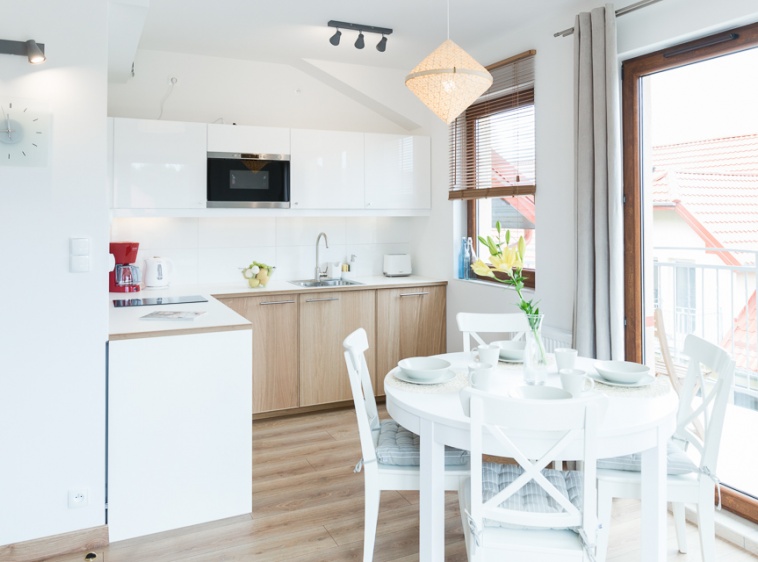 Apartament WYDMOWYKompleksowo wyposażona kuchnia z dużym stołem dla całej rodziny