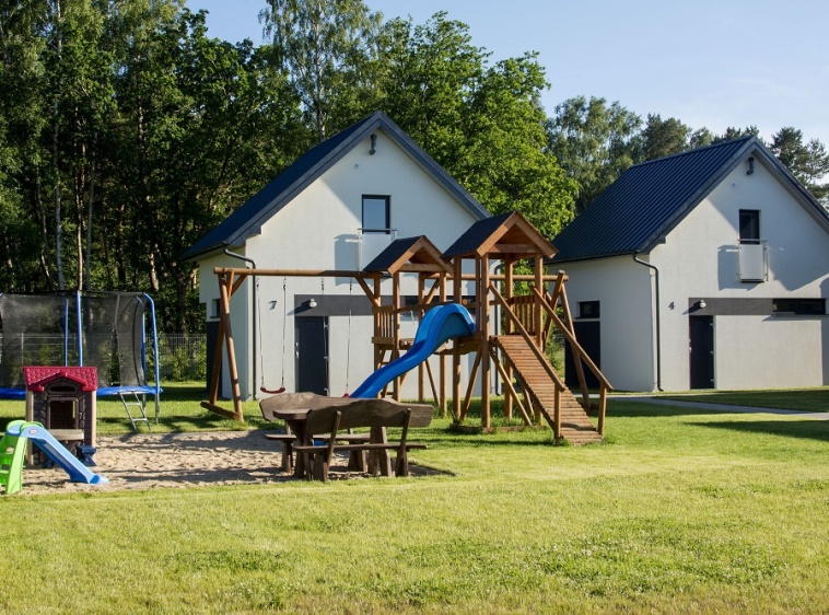 Uroczysko Na posesji znajduję się duży plac zabaw z bujawkami, zjeżdzalnią i piaskownicą