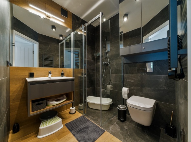ENKLAVA  Nowoczesna łazienka z dużą kabiną prysznicową