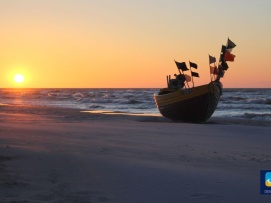 Dębki - łódź rybacka DEB - 8 o zachodzie słońca