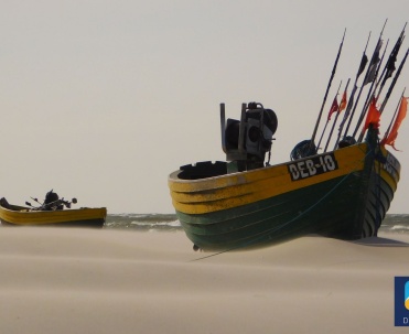 Dębki - łodzie na plaży