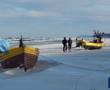 Łodzie rybackie w zimowej scenerii