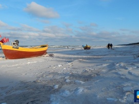 Łodzie rybackie na plaży w Dębkach 24 km od portu we Władysławowie