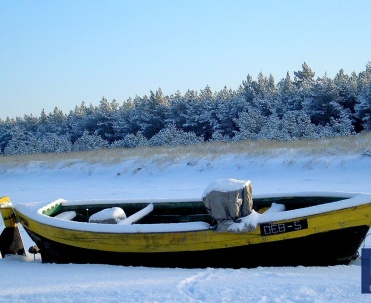 Łódź rybacka DEB-5 na plaży w Dębkach 9 km od Białogóry