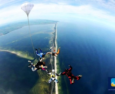 Skoki spadochronowe tuż przy Morzu Bałtyckim to fantastyczne przeżycie.