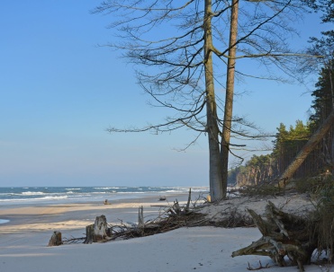 Dębki - pusta plaża zachęca do spacerów