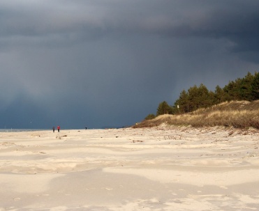 Dębki - szeroka plaża idealna do spacerów