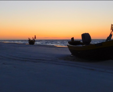 Dębki - łodzie na plaży o zachodzie słońca