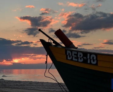 Dębki - łódźrybacka DEB - 10 na plaży o zachodzie słońca