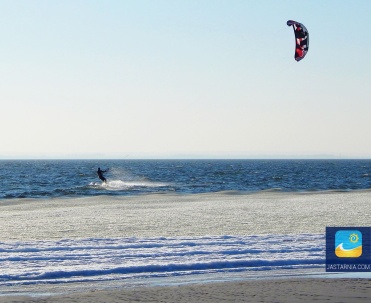 Kitesurfer zimową porą.