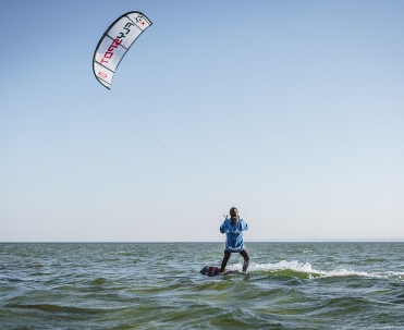 Kitesurfing jest bardzo popularnym sportem w najbliższej okolicy Dębek.