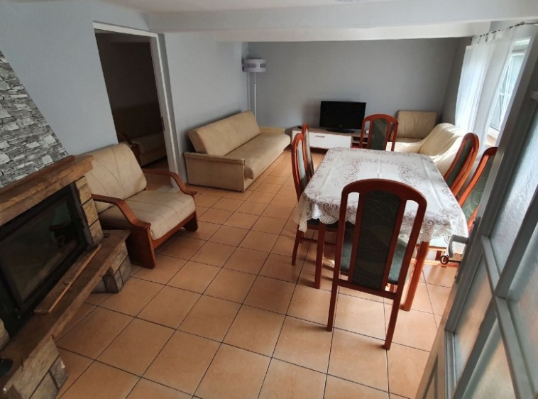 Chata Rybacka Konkel&oacute;wka Pok&oacute;j dzienny/telewizyjny; z lewej wejście do sypialni nr 1?v=1.0.1