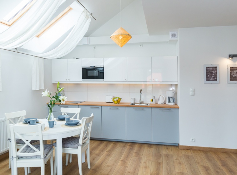 Apartament KLIFKompleksowo wyposażona kuchnia z dużym stołem dla całej rodziny