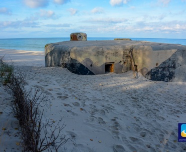 Bunkry  pomiędzy Kuźnicą a Jastarnią - warto zobaczyć - od strony morza.