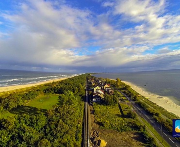 Po lewej morze, po prawej zatoka. Widać Kuźnicę w stronę Jastarni.