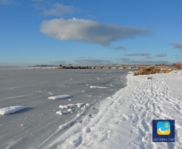 Zimowa Zatoka Pucka i widok na molo.