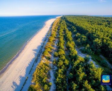 Plaża w Jastarni a w oddali Hel (miasto).