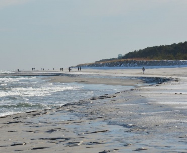 Zimowy spacer po plaży. Najwyższe stężenie jodu  w powietrzu jest podczas dni wietrznych i sztormowych, a więc jesienią, zimą i wiosną.