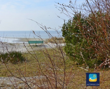 Ustronna ławeczka przy zatoce.