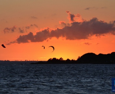 Kite po zachodzie słońca
