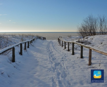 Zimowe wejście na plaże od Morza Bałtyckiego.