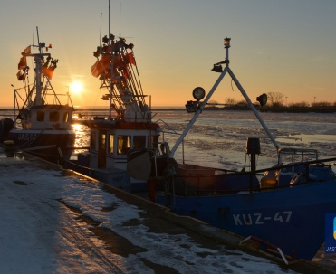 Kutry rybackie KUŹ - 47 i JAS 67 cumujące w porcie.