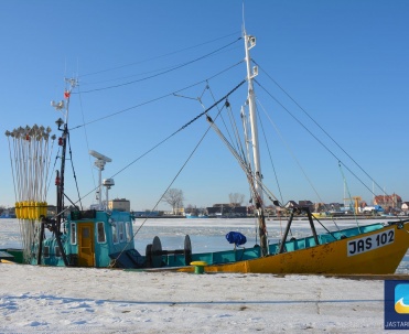 Kuter rybacki JAS 102 - w Jastarni przy porcie można kupić świeże ryby prosto z kutra.