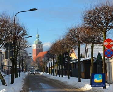 Ulica Sychty z widokiem na wieżę kościoła Nawiedzenia Najświętszej Maryi Panny.