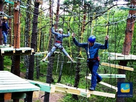 Park linowy, czyli atrakcja dla osób w każdym wieku.