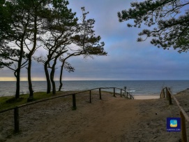 Wejście na plażę około 15 min spacerem od Karwi w stronę Ostrowa