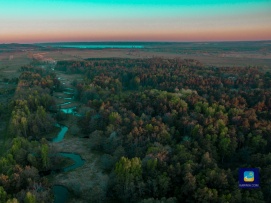 Dębki - Piaśnica, a w oddali jezioro Żarnowieckie