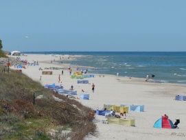 Karwia - szeroka plaża, nawet w sezonie nie jest bardzo zatłoczona.