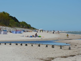 Plaża przy ujściu Karwianki do morza - ulubione miejsce plażowania rodzin z dziećmi.