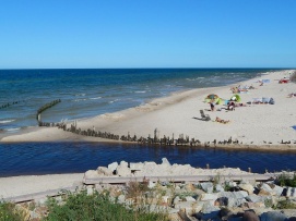 Falochron przy ujściu Karwianki. Spokojne i bez tłumów miejsce do plażowania.