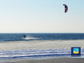 Kitesurfer na Zatoce zimową porą.