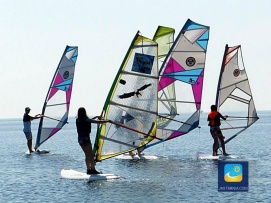 Windsurfing w większej grupie.