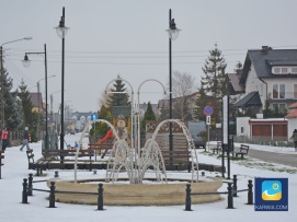 Skwer z fontanną i ławeczkami na rogu ulic Kopernika i Kolorowej.