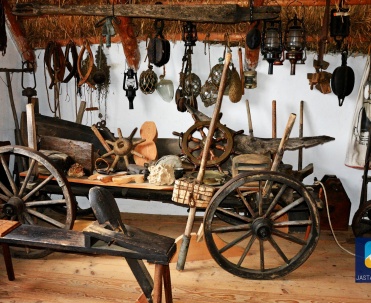 Muzeum Rybackie Pod Strzechą, przy ulicy Mickiewicza 31. Znajdziemy w nim dawne sprzęty rybackie.