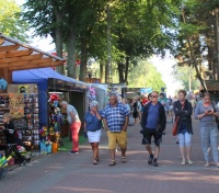 Przedsezonowi turyści na Promenadzie Światowida