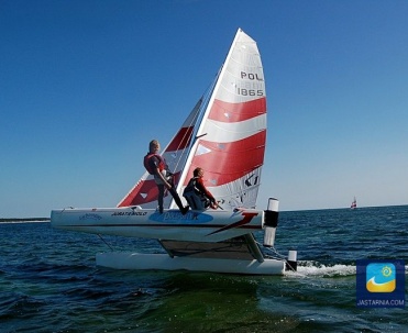 Katamaran - dwukadłubowiec. 