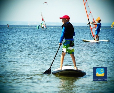 Stand Up Paddling czyli w skr&oacute;cie SUP to najnowszy rodzaj pływania na desce, kt&oacute;ry podbija świat surfingu.